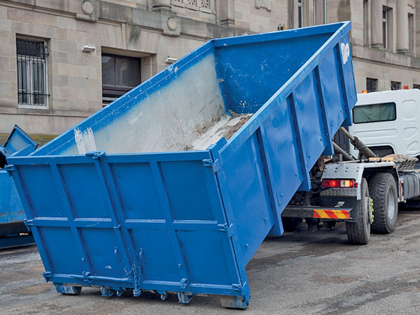 Pose d'une benne de chantier bleue